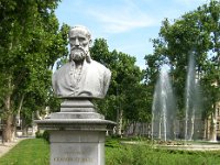 Zrinjevac, spomenik Juraju Juliju Kloviću, rođenom 1498. u Grižanih u Vinodolu, umro u Rimu god. 1578. godine  Julije Klović je najznamenitiji slikar minijatura (sitnoslikarstva) renesansnog razdoblja. Za kardinala Alessandra Farnesea izradio je molitvenu knjigu džepnog formata (110 x 173 milimetara) - Časoslov Farnese - posvećenu Blaženoj Djevici Mariji. Uresio ju je s trinaest parova minijatura, što se pružaju preko cijelih i nasuprotnih stranica. Nazvana je «Čudo Rima» i «sikstinska kapela džepnog formata». Danas se čuva u Pierpont Morgan Library u New Yorku.